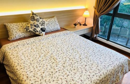 Central District Apartment | Cozy Ensuite Retreat Near Crescent Bay with Pool & Breakfast