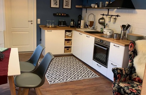 Monzingen House | Modernly Furnished Apartment with Ocean View & Pool