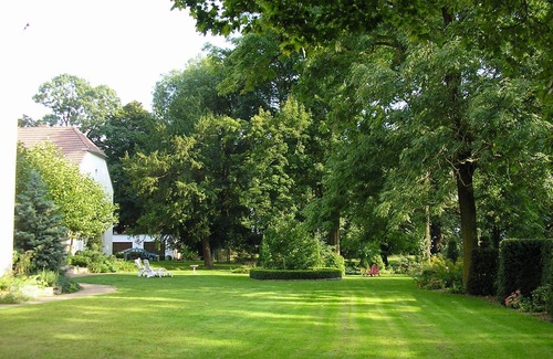 Arzberg Apartment | Renovated Mansion Retreat with Cozy One-Room Apartments