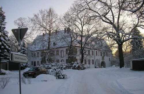 Arzberg Apartment | Renovated Mansion Retreat with Cozy One-Room Apartments