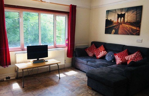 Caterham Apartment | Budget-Friendly Getaway: Explore Beautiful Surrey & London