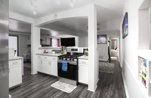 Highland House | Prime Location Near U.T. & Downtown | Guest Rated 10/10