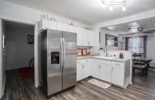 Highland House | Prime Location Near U.T. & Downtown | Guest Rated 10/10