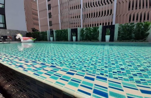Chom Phon Apartment | Convenient Low Rise Condominium Near Morchit BTS & Jatujak