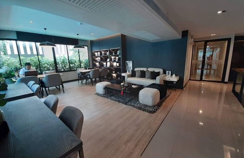 Chom Phon Apartment | Convenient Low Rise Condominium Near Morchit BTS & Jatujak