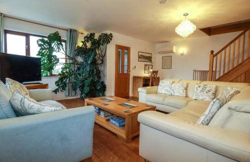 Polruan House | Pet-Friendly Haven: Lowarth Chi, 4-Star & Guest Rated 10/10