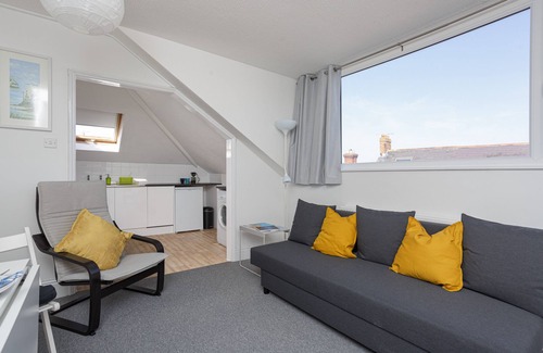 Southsea Apartment | Top-Rated Lowcay Apartment C with Breakfast & Family-Friendly
