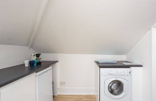 Southsea Apartment | Top-Rated Lowcay Apartment C with Breakfast & Family-Friendly