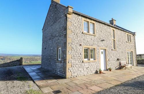 Ashford-in-the-Water House | Explore Lower Cowden Farm: Pet-Friendly Retreat with 9.7 Score