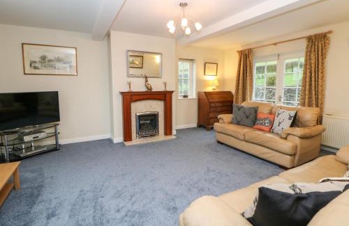 Ashford-in-the-Water House | Explore Lower Cowden Farm: Pet-Friendly Retreat with 9.7 Score