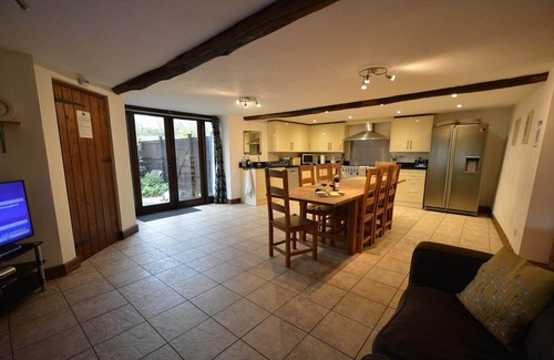 Honiton House | Charming Lower Curscombe Barn: 400-Year-Old Retreat