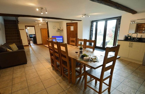 Honiton House | Charming Lower Curscombe Barn: 400-Year-Old Retreat