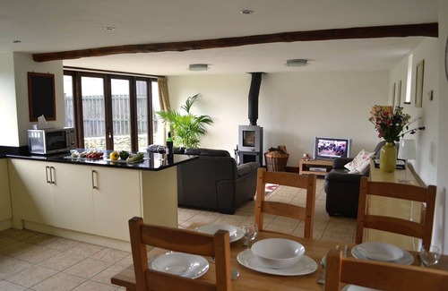Honiton House | Charming Lower Curscombe Barn: 400-Year-Old Retreat
