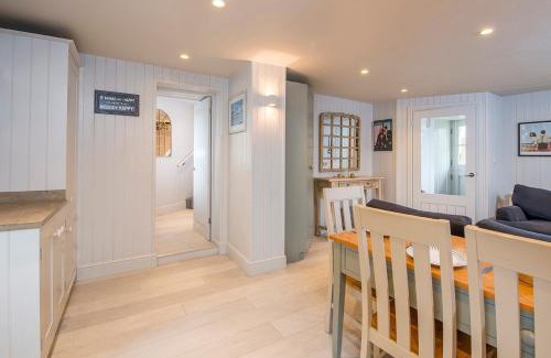 Tenby Apartment | Lower Deck
