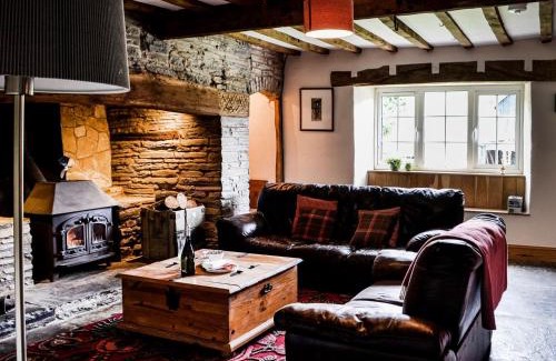 Tirabad House | Welcoming Getaway at Lower Farm, Perfect for Families & Pets