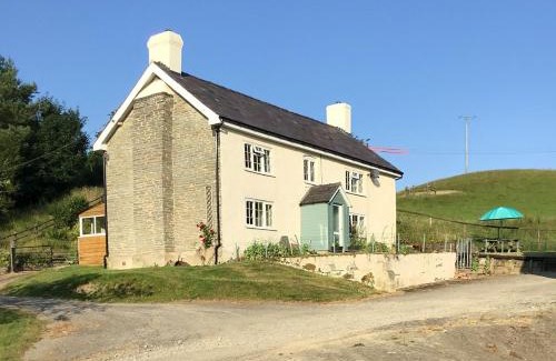 Tirabad House | Welcoming Getaway at Lower Farm, Perfect for Families & Pets