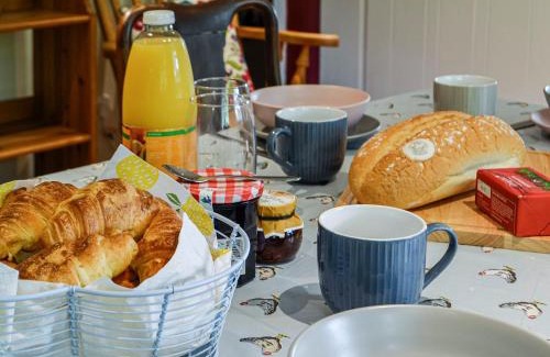 Tirabad House | Welcoming Getaway at Lower Farm, Perfect for Families & Pets