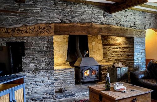 Tirabad House | Welcoming Getaway at Lower Farm, Perfect for Families & Pets