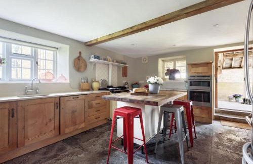 Sherborne House | Family-Friendly Retreat at Lower Farm: Ideal for Kids