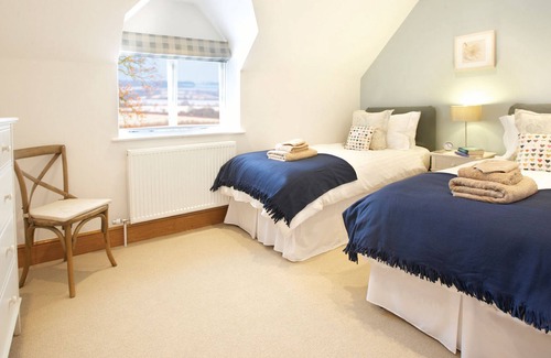 Todenham Cottage | Lower Farmhouse - a charming farmhouse sleeping 10 guests