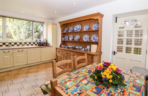Chinley Cottage | Welcoming Lower Lane House: Pet-Friendly with Breakfast