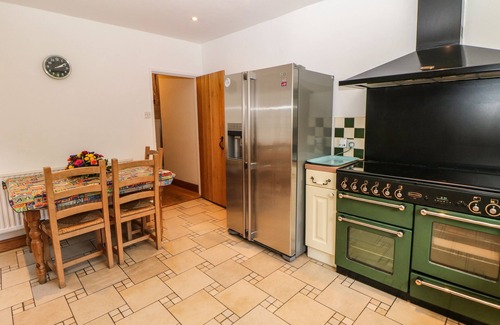 Chinley Cottage | Welcoming Lower Lane House: Pet-Friendly with Breakfast