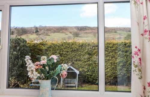 Chinley Cottage | Welcoming Lower Lane House: Pet-Friendly with Breakfast