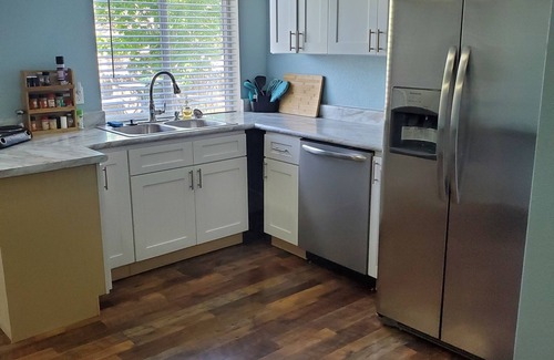 Dupont House | Cozy Suite Near Downtown with Lake Views and Spa Access