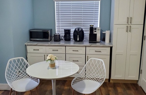 Dupont House | Cozy Suite Near Downtown with Lake Views and Spa Access