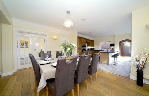 Stoney Stretton Cottage | Family-Friendly Lower Lodge with Pool & Hot Tub in Alberbury