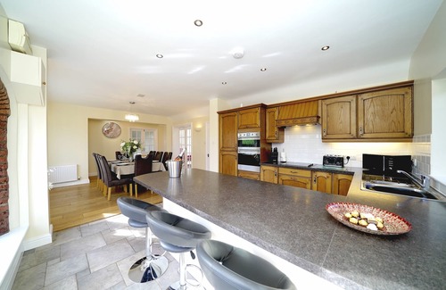 Stoney Stretton Cottage | Family-Friendly Lower Lodge with Pool & Hot Tub in Alberbury