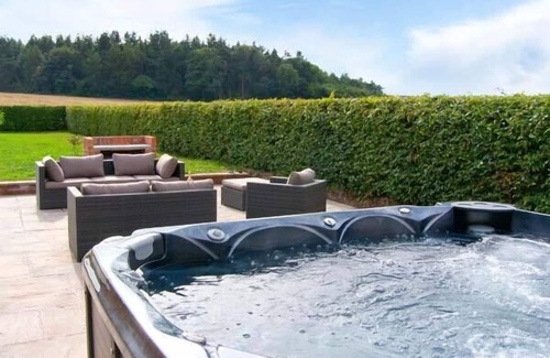 Stoney Stretton Cottage | Family-Friendly Lower Lodge with Pool & Hot Tub in Alberbury