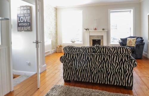 Airth House | Experience Comfort at Lower Neuk - 4-Star & Child Friendly