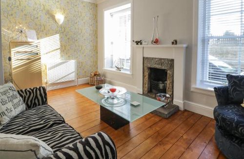 Airth House | Experience Comfort at Lower Neuk - 4-Star & Child Friendly