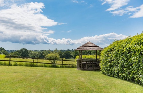 Cranbrook House | Spacious Lower Standen Farmhouse with Private Pool for 13