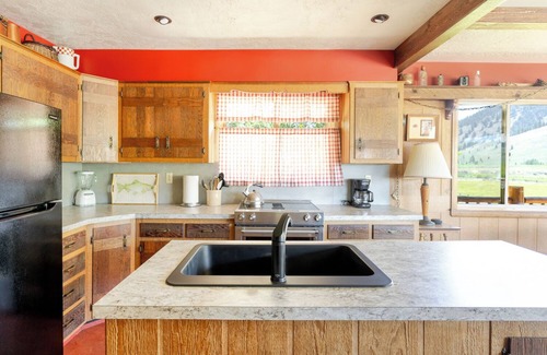 Stanley Cabin | Lower Stanley Lodge: Sleeps 13 with Sweeping Mountain Views