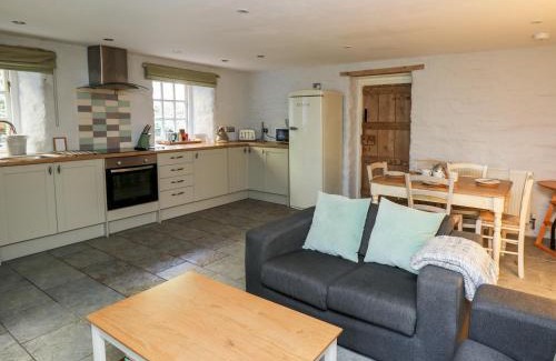 Tan-y-groes Apartment | Inviting Lower Vestry: Pet-Friendly 4-Star Retreat