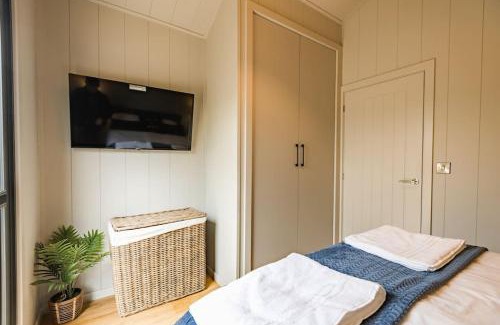 Grimsby Ski Chalet | Pet-Friendly Retreat at Lowfield Lodge & Hot Tub by the Beach