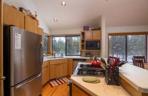 Overlook Park House | Ideal Retreat: Lowland #3 with 8 SHARC Passes & Pool