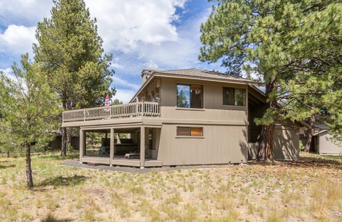 Overlook Park House | Ideal Retreat: Lowland #3 with 8 SHARC Passes & Pool