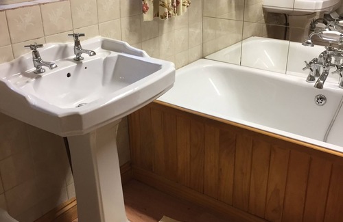 Birmingham Hotel | Charming Lowri Cottage Hotel: Family-Friendly Retreat Awaits