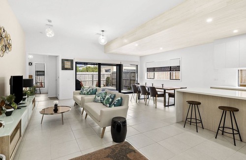 Torquay House | Exceptional Lowtide Five Bedroom with Ocean View & Pool