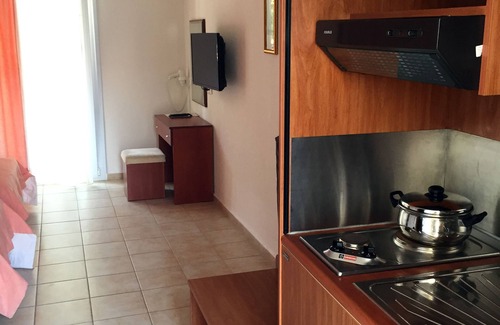 Metamorfosi Apartment | Discover Loxandra Studios: Family-Friendly with Dining Options