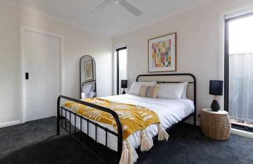 Brown Hill House | Discover Loxi's Retreat: Family and Pet-Friendly Getaway