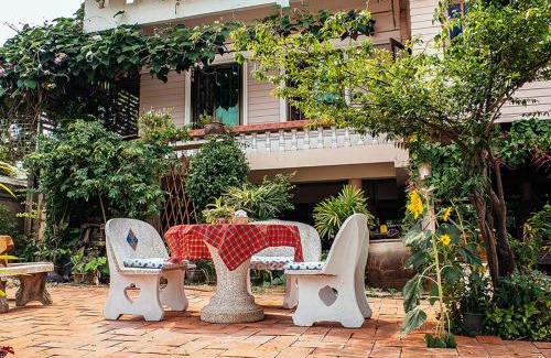 Ayutthaya Bed & Breakfast | Discover Loy Manee House: 9.3/10 Rated Family Retreat
