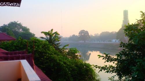 Ayutthaya Bed & Breakfast | Discover Loy Manee House: 9.3/10 Rated Family Retreat