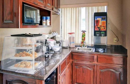 Gainesville Hotel | Convenient Rodeway Inn Gainesville I-35 with Breakfast