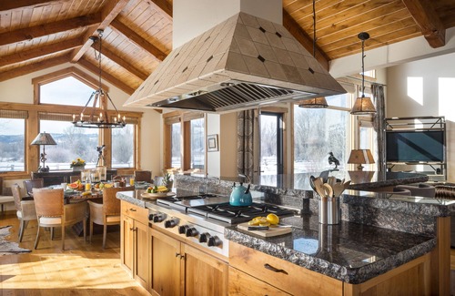 South Park House | Nature Retreat with Breathtaking Views and Top Amenities