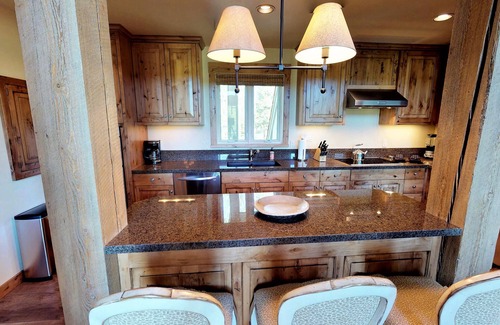 Teton Pines Condo | Charming Teton Pines Condo with Spa and Breakfast Included