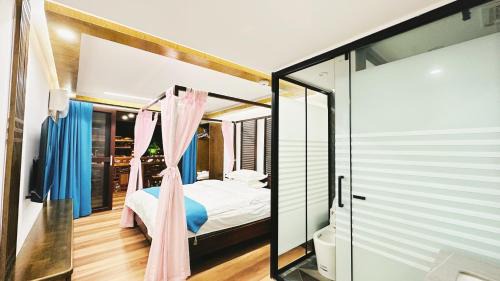 Fenghuang House | Pet-Friendly LQJ Riverside Guest House with Breakfast Included